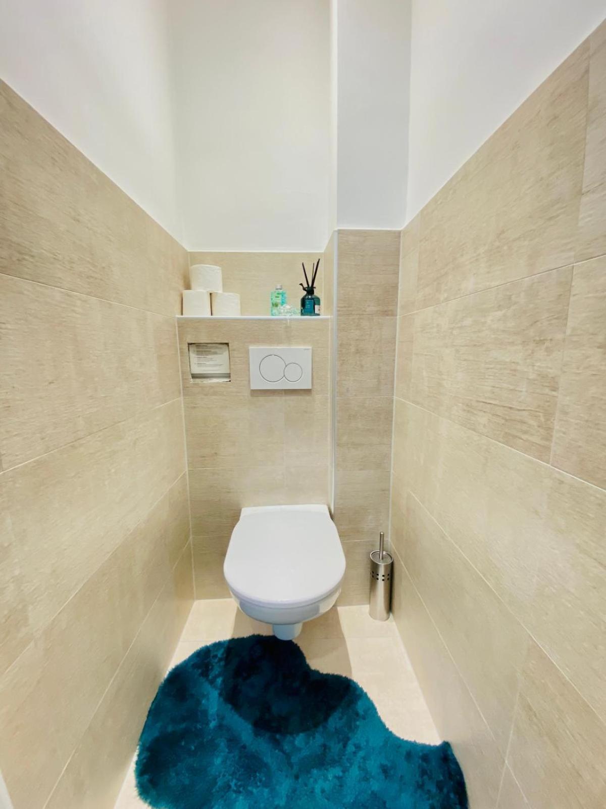 Elegant 2br With Balcony Near Millennium Appartement Wenen
