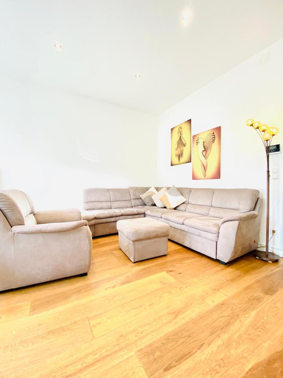 Appartement Elegant 2br With Balcony Near Millennium Wenen