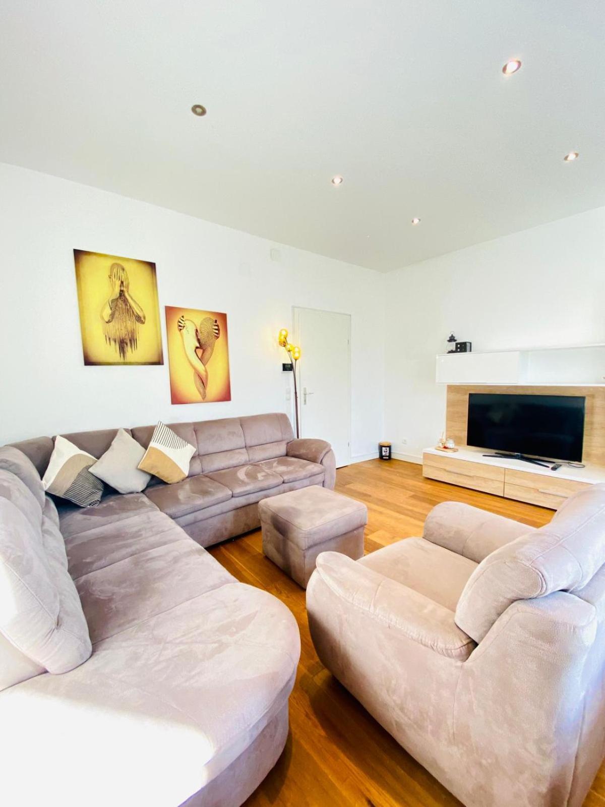 Appartement Elegant 2br With Balcony Near Millennium Wenen