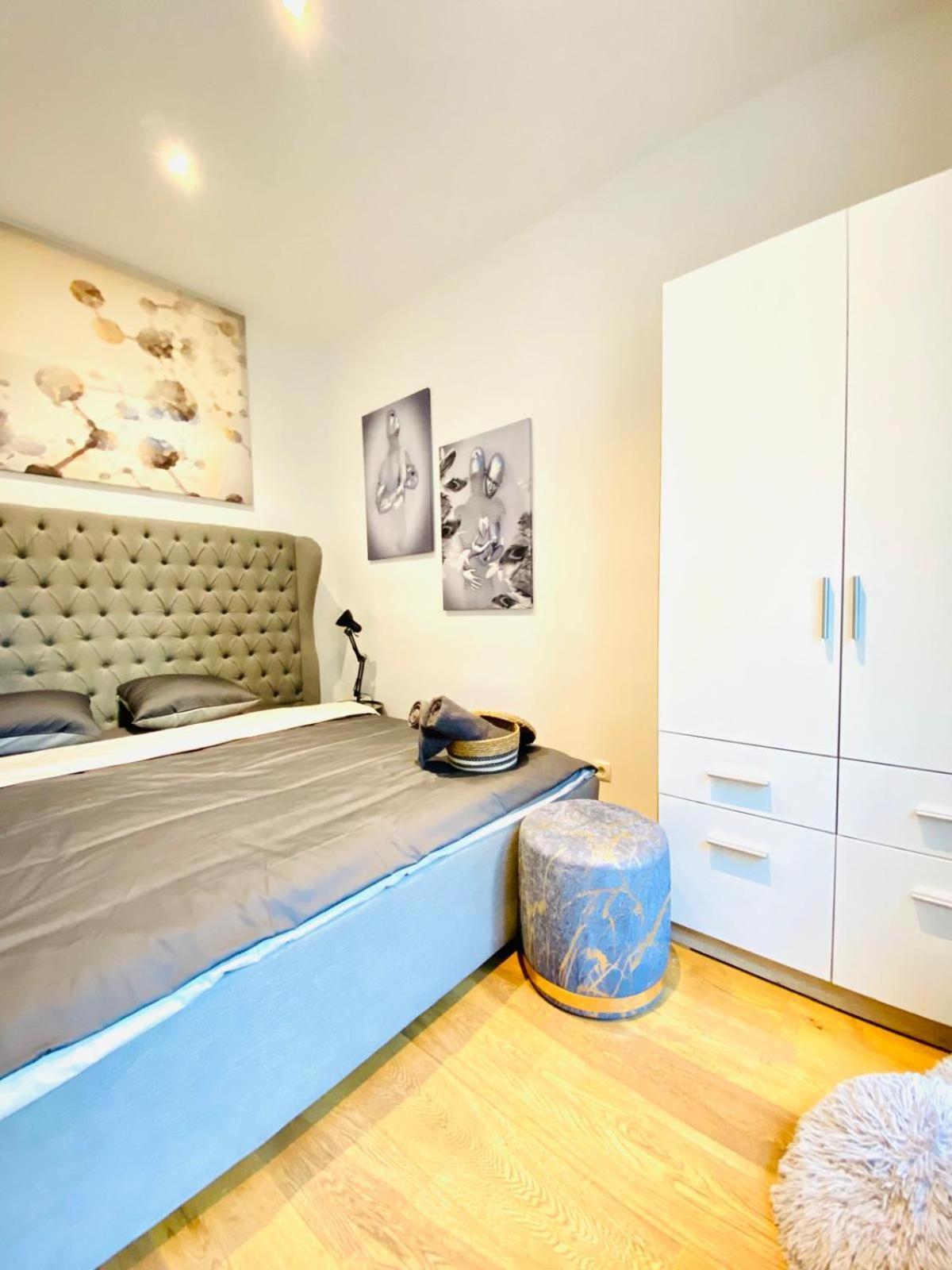Appartement Elegant 2br With Balcony Near Millennium Wenen