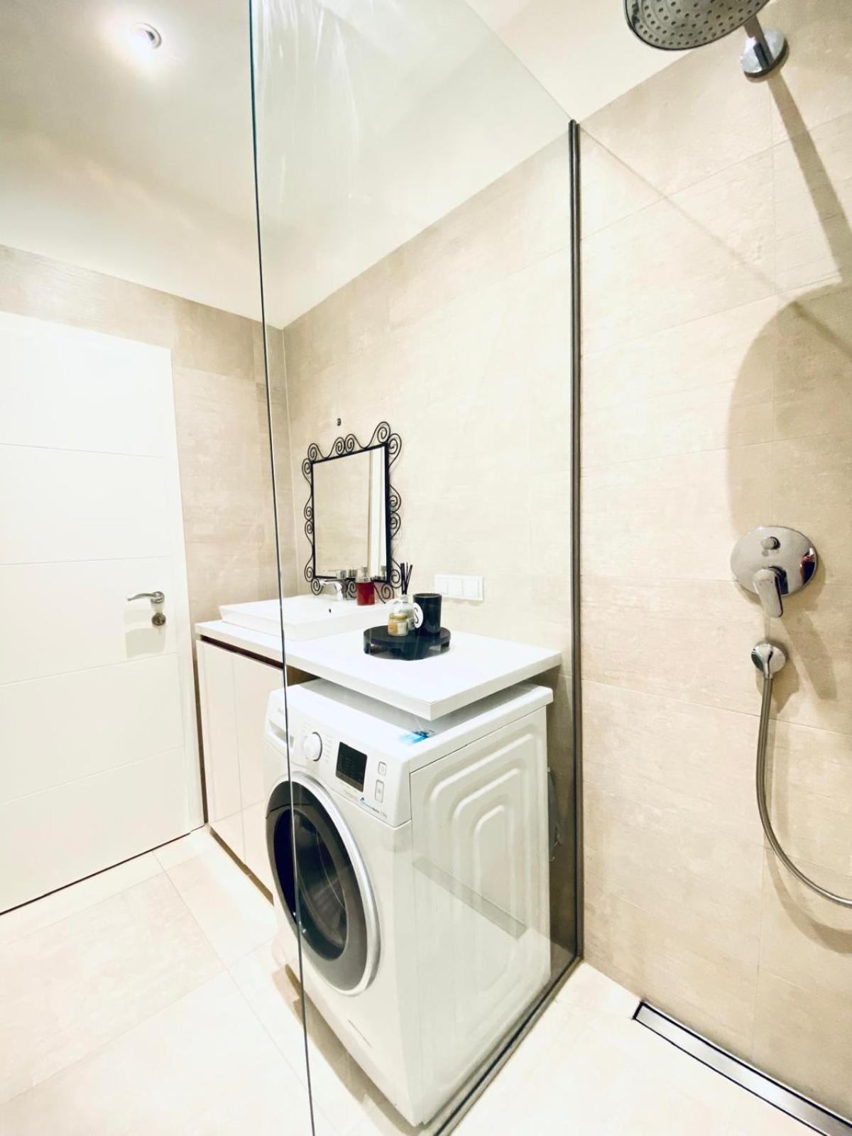 Elegant 2br With Balcony Near Millennium Wenen